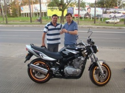 Cliente recebendo sua Moto