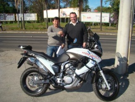 Cliente recebendo sua Moto