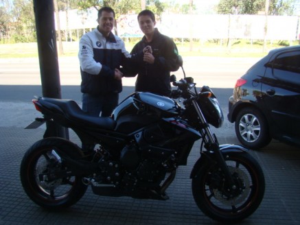 Cliente recebendo sua moto.