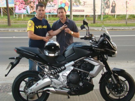 Cliente recebendo sua moto.