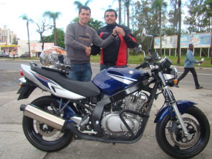 Cliente recebendo sua moto.