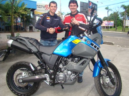 Cliente recebendo sua moto.