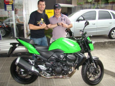 Cliente recebendo sua moto.