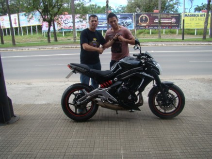 Cliente recebendo sua moto.