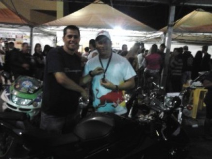 Cliente recebendo sua moto