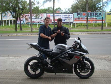 Cliente recebendo sua moto.