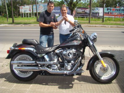 Cliente recebendo sua moto.