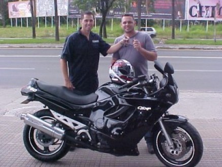 Cliente recebendo sua moto