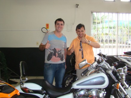 Cliente recebendo sua moto.