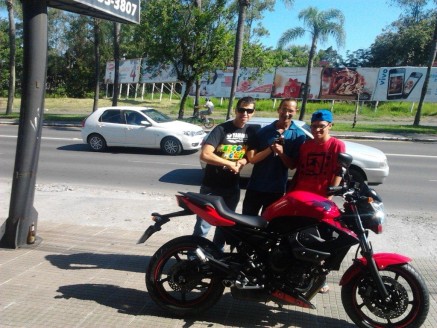 Cliente recebendo sua moto.