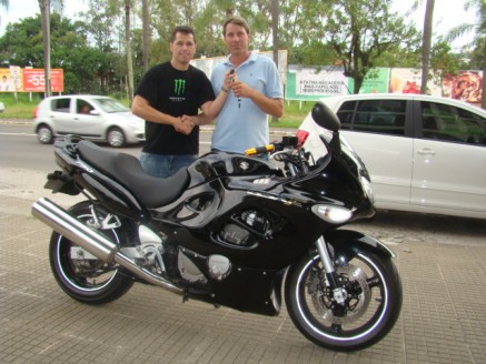 Cliente recebendo sua moto.