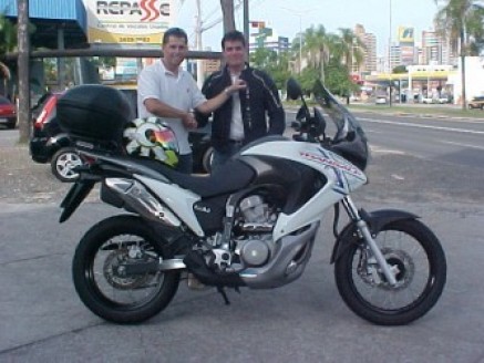 Cliente recebendo sua moto