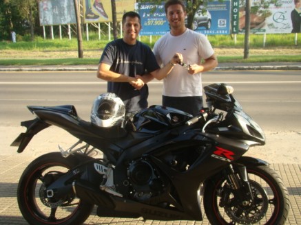 Cliente recebendo sua moto.