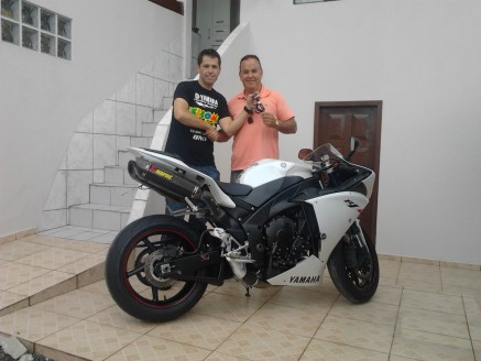 Cliente recebendo sua moto.