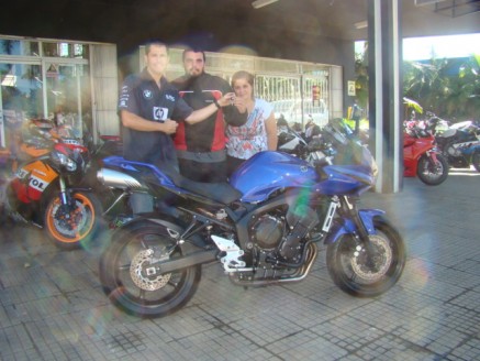 Cliente recebendo sua moto.