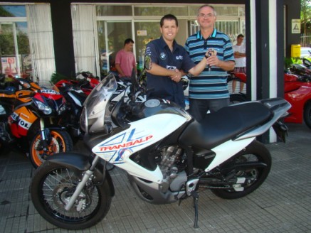 Cliente recebendo sua moto.