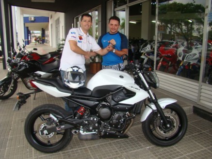 Cliente recebendo sua moto.