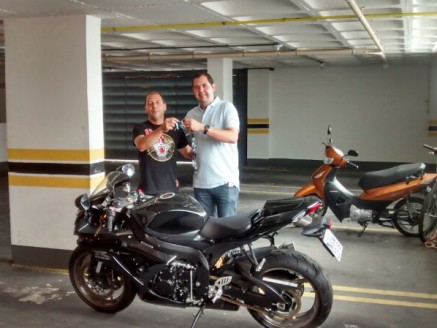 Cliente recebendo sua moto.