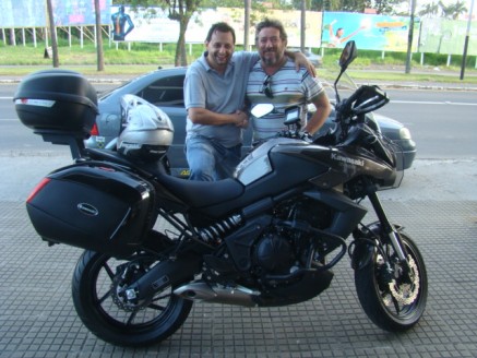 Cliente recebendo sua moto.