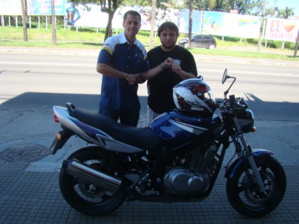 Cliente recebendo sua moto.