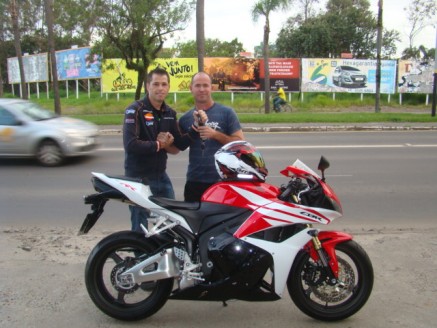 Cliente recebendo sua moto.