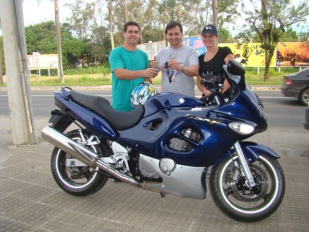 Cliente recebendo sua moto.