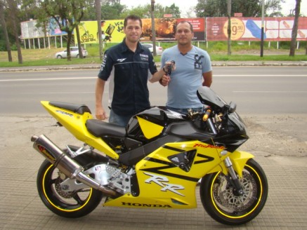 Cliente recebendo sua moto.