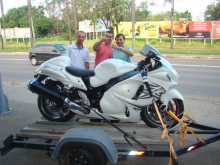 Cliente recebendo sua moto.