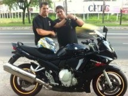 Cliente recebendo sua moto