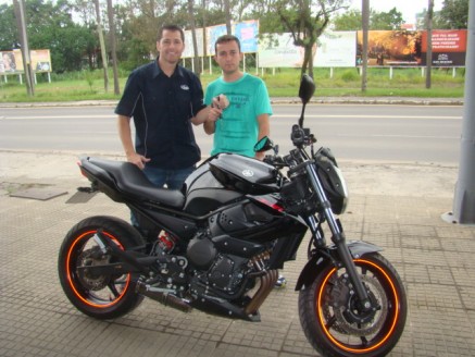 Cliente recebendo sua moto.