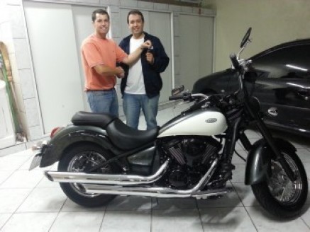 Cliente recebendo sua moto